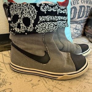 Nike Black and White Patterned Sneakers boots vintage size 9